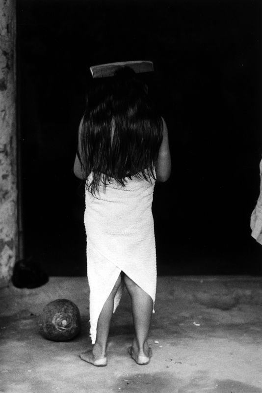 La niña del peine, Juchitán, México (Girl with hair comb, Juchitán, Mexico), by Graciela Iturbide, 1979