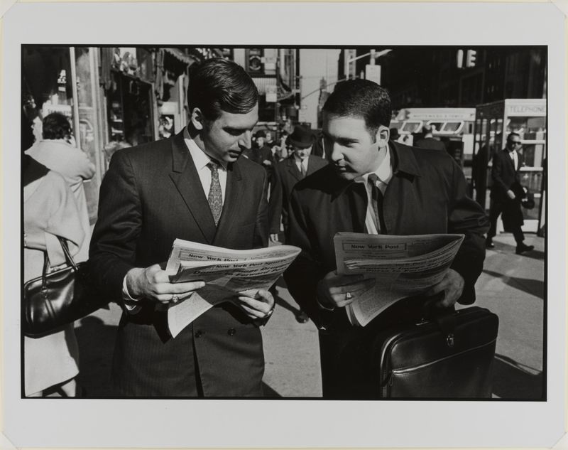 Garry Winogrand, Two Men with New York Post Newspapers, 1967