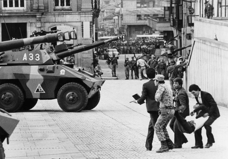 Government troops storm the Palace of Justice, November 1985