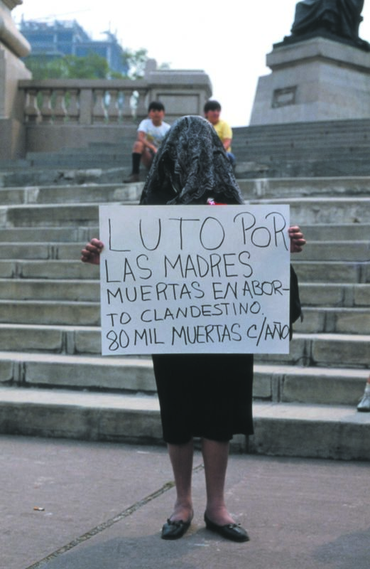 Luto por las madres muertas en aborto clandestine, 1979