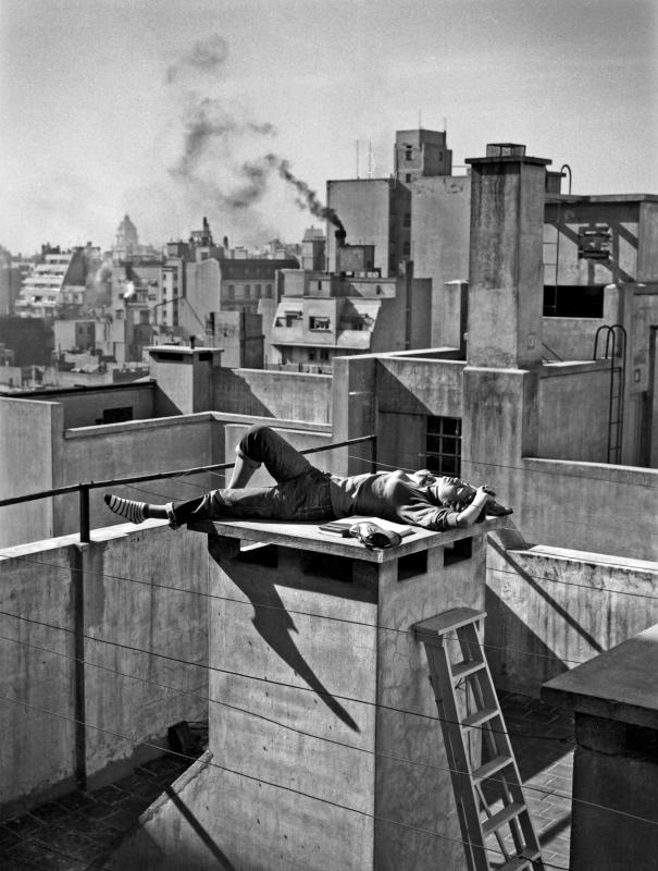 Fig. 1. Annemarie Heinrich, Veraneando en la ciudad (Summering in the city [Buenos Aires]), 1959