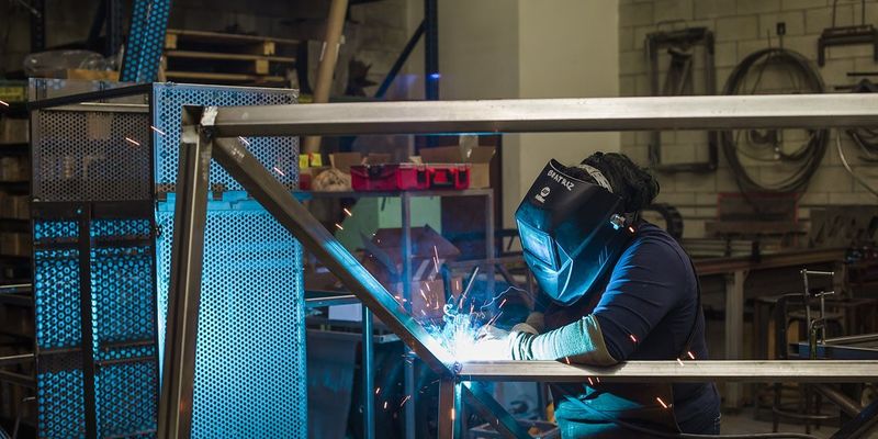 Beatriz Cortez at work at Molten Metal Works. Photograph by Gina Clyne, courtesy of Clockshop. 
