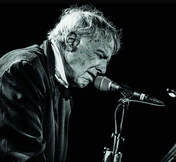 Mayo Thompson performing a live concert