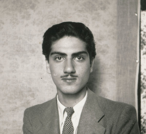 Photo of artist Van Leo