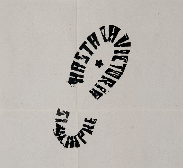 Print depicting the imprints from the bottom of a shoe, it's marks reading "Hasta la Victoria - Siempre"