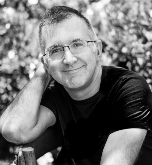 Black and white photo of author Alex Ross