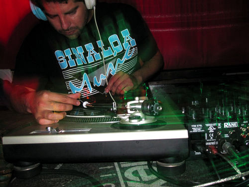 Gary “Ganas” Garay djing