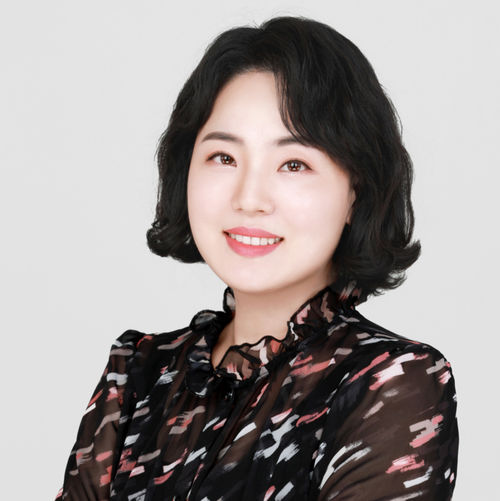 Headshot of Mina Kim