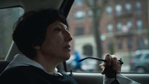 Lenora de Barros in a taxi