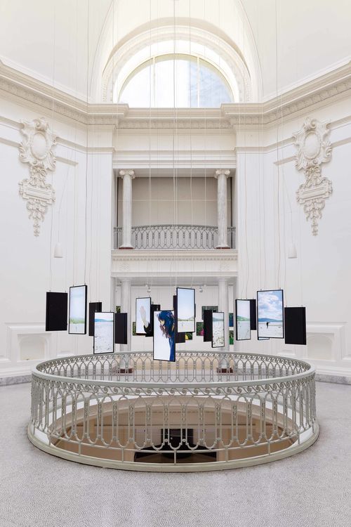 Installation of video screens suspended around a rotunda