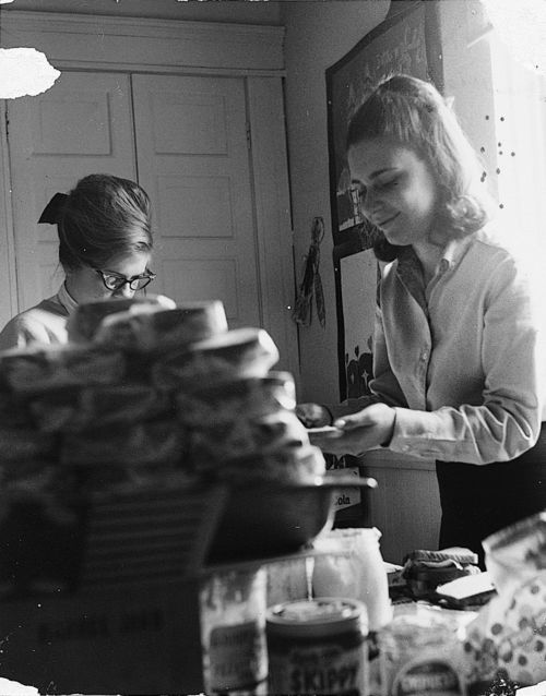 Break time during "Operation Teacup,"an Easter week cleanup organized by the Student Committee for Improvement in Watts, April 1965