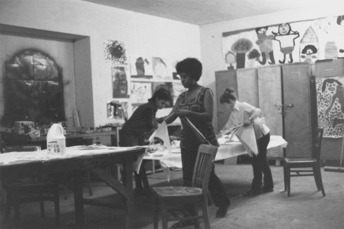 Senga Nengudi teaching a class