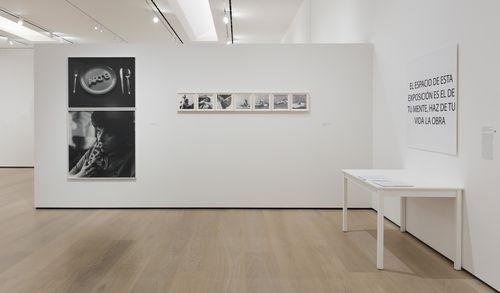 The Power of Words gallery. From left to right: Regina Silveira, Biscoito Arte (Art Biscuit), 1976/1997, Marta Minujín, Leyendo las noticias (Reading the News), 1965, and Gloria Gómez-Sánchez, Sin título (Untitled), 1970. Installation view at the Hammer Museum, Los Angeles