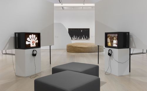 The Power of Words gallery. On monitors, from left to right: María Luisa Bemberg, El mundo de la mujer (Woman's world), 1972, and Polvo de Gallina Negra, Madre por un dia (Mother for a Day), 1987. Installation view at the Hammer Museum, Los Angeles