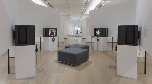 The Power of Words gallery. On monitors, from left to right: Polvo de Gallina Negra, A brazo partido (Tooth and nail), 1984, and Jesusa Rodríguez, Donna Giovanni, 1983/1987. Installation view at the Hammer Museum, Los Angeles