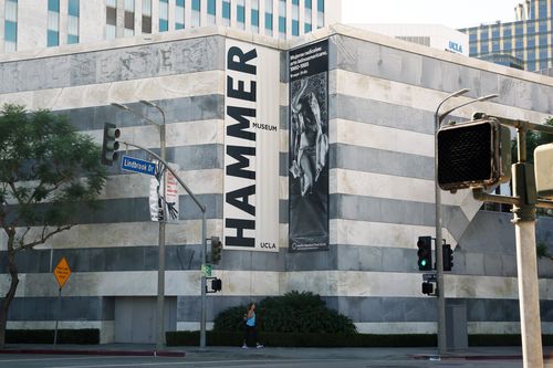 Photograph of Mujeres radicales building banner sign, featuring Lourdes Grobet, Hora y media (Hour and a half), 1975. Hammer Museum, Los Angeles