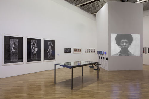 Autorretrato (Self-Portrait) gallery. Projected on wall at right: Victoria Santa Cruz, Me gritaron negra (They shouted black at me), 1978. Installation view at Pinacoteca de São Paulo
