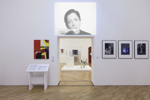 Autorretrato (Self-Portrait) gallery. From left to right: Wanda Pimentel, Sem título (Untitled), 1968, Lenora de Barros, Homenagem a George Segal (Homage to George Segal), 1975 [projected above], and Frieda Medín, Rumblos III (Paths III), Rumblos I (Paths I), and Rumblos II (Paths II), 1984. Installation view at Pinacoteca de São Paulo
