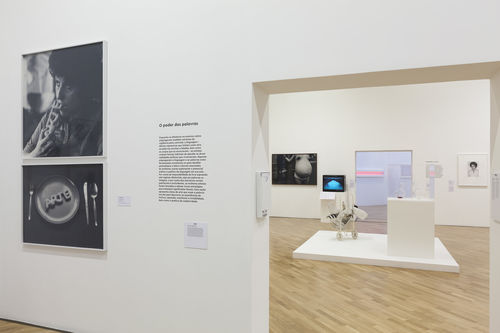 O poder das palavras (The Power of Words) gallery. Foreground, at left: Regina Silveira, Biscoito Arte (Art Biscuit), 1976/1997. Installation view at Pinacoteca de São Paulo
