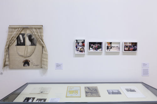 Feminismos (Feminisms) gallery. On wall, from left to right: Mónica Mayer, A veces me espantan mis propios sentimientos, mis fantasías (Sometimes I’m frightened by my own feelings, my fantasies), 1977, and El tendedero (The Clothesline), 1979; in vitrine: works by Polvo de Gallina Negra, Mónica Mayer, and Carla Rippey. Installation view at Pinacoteca de São Paulo

