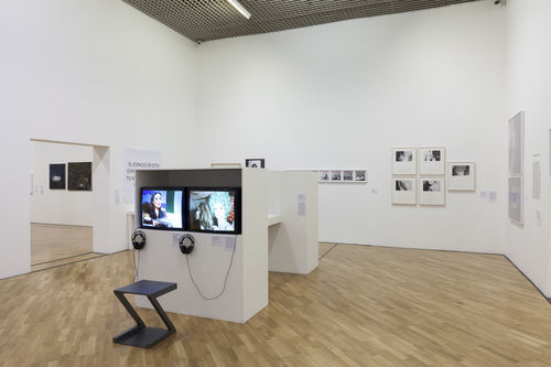 Feminismos (Feminisms) gallery. On monitors, from left to right: María Luisa Bemberg, El mundo de la mujer (Woman's world), 1972, and Polvo de Gallina Negra, A brazo partido (Tooth and nail), 1984. Installation view at Pinacoteca de São Paulo
