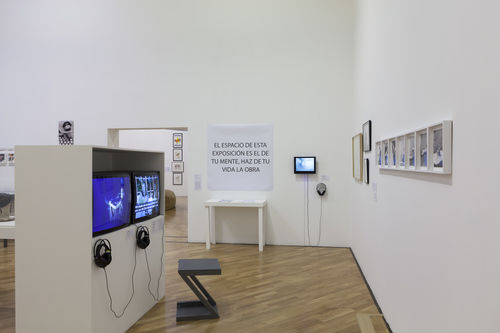 O poder das palavras (The Power of Words) gallery. On monitors, from left to right: Jesusa Rodríguez, Donna Giovanni, 1983/1987, and Polvo de Gallina Negra, Madre por un dia (Mother for a Day), 1987; rear wall: Gloria Gómez-Sánchez, Sin título (Untitled), 1970, and Letícia Parente, Marca Registrada (Trademark), 1975. Installation view at Pinacoteca de São Paulo
