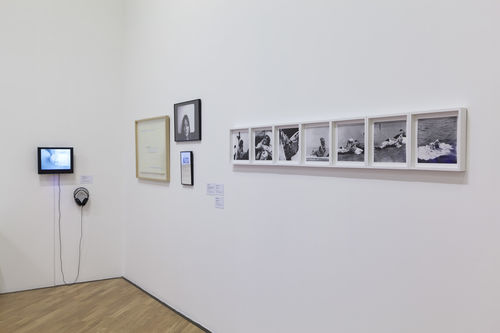 O poder das palavras (The Power of Words) gallery. From left to right: Letícia Parente, Marca Registrada (Trademark), 1975, Marie Orensanz, Pensar es un hecho revolucionario (Thinking is a revolutionary act), 1974, Limitada (Limited), 1978/2013 [top], and Fragmentismo (Fragmentism), 1978 [bottom], and Marta Minujín, Leyendo las noticias (Reading the News), 1965. Installation view at Pinacoteca de São Paulo
