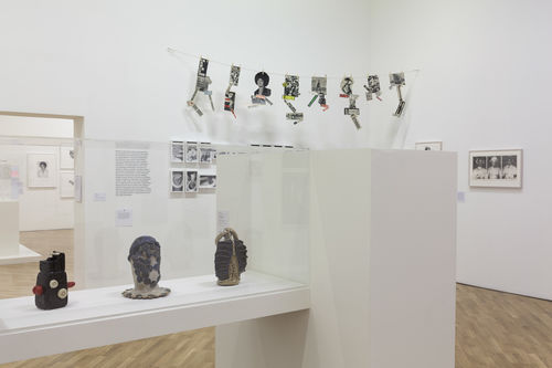 Foreground, in vitrine, from left to right: Tecla Tofano, Medio de Reproducción Visual (Visual reproduction medium), 1973, Sra. Mascara de Cutis (Mrs. Skin Mask), 1977, and En via de liberación (On the way to liberation), 1975. Installation view at Pinacoteca de São Paulo
