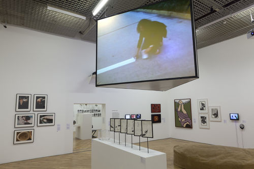 Resistência e medo (Resistance and Fear) gallery. Projected above: Lotty Rosenfeld, Una milla de cruces sobre el pavimento (A mile of crosses on the pavement), 1979. Installation view at Pinacoteca de São Paulo
