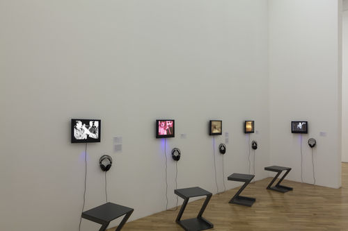 Lugares sociais (Social Places) gallery. On monitors, from left to right: Narcisa Hirsch, Marabunta (Swarm), 1967, Patssi Valdez, Hot Pink, 1980, Poli Marichal, Los espejismos de Mandrágora Luna (Mandrágora Luna's phantoms), 1986, Ximena Cuevas, Las tres muertes de Lupe (The Three Deaths of Lupe), 1984, and Marta Minujín and Rubén Santantonín, La Menesunda (Mayhem), 1965. Installation view at Pinacoteca de São Paulo