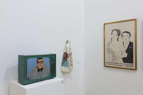 Lugares sociais (Social Places) gallery. From left to right: Beatriz González, Televisor em color (Color television), 1980, and a posteriori sketch of Botticelli, Wash and wear, 1976, and Clemencia Lucena, Preclara dama, altísima cifra de rancio abolengo y vasta cul (Illustrious lady of noble birth and vast cul), 1970. Installation view at Pinacoteca de São Paulo
