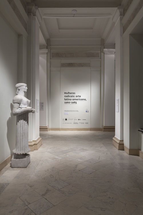Exhibition entryway sign. Installation view at Pinacoteca de São Paulo
