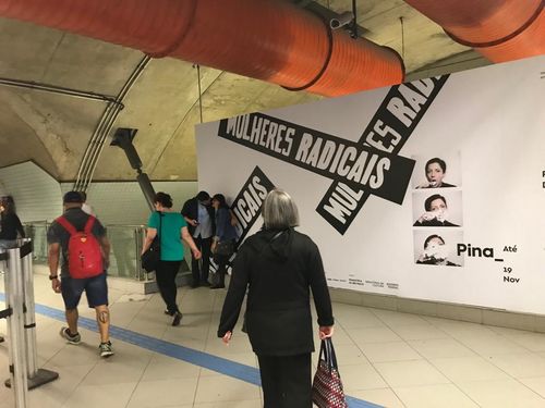 Mulheres Radicais billboard in a metro station, featuring Lenora de Barros, Homenagem a George Segal (Homage to George Segal), 1975. Pinacoteca de São Paulo