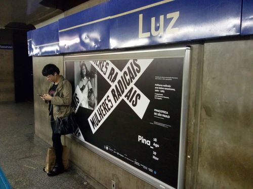 Mulheres Radicais poster in a metro station, featuring Sandra Eleta, Edita (la del plumero), Panamá (Edita [the one with the feather duster], Panama), 1977.  Pinacoteca de São Paulo