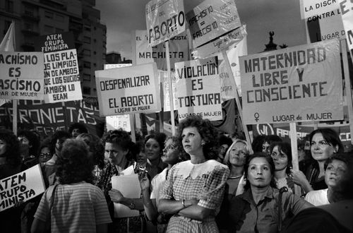 Fig. 3b. Alicia d’Amico, 8 de marzo de 1984 (March 8, 1984), 1984 (Susana Rinaldi [center], María Luisa Lerer and Mónica Tarducci [behind])