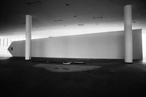 Fig. 2a. Marta Minujín, El obelisco acostado (The obelisk lying down), 1978