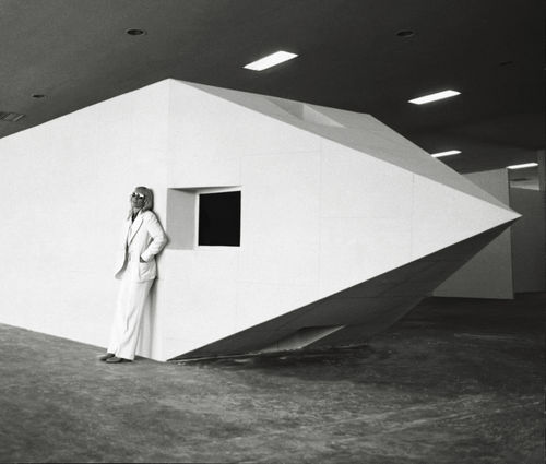 Fig. 2b. Marta Minujín with her work El obelisco acostado, 1978