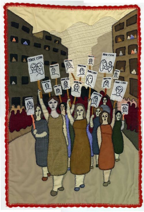 Fig. 2. Marcha de mujeres familiares de detenidos desaparecidos (March of female relatives of disappeared detainees)
