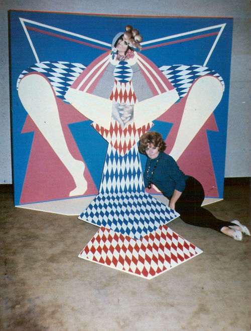 Fig. 2. Gloria Gómez-Sánchez with her work La corbata (The necktie), 1968