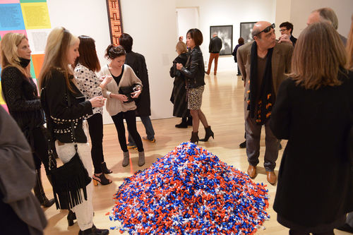 Guests encircle Felix Gonzalez-Torres, "Untitled (USA Today)," 1990, Hammer Museum, Los Angeles