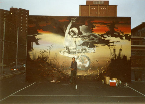 Martin Wong (photographer), Lee Quinones in front of an untitled graffiti piece, [1980s]