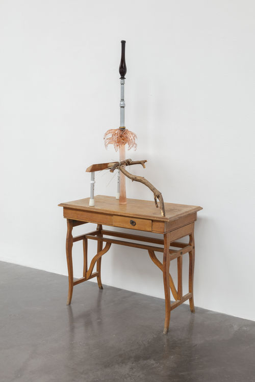 Jimmie Durham, Pink Palm-Tree-Like glass construction with Various Decorative Elements, 2015. 