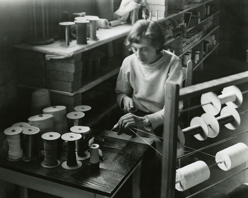 Anni Albers spooling thread, n.d.