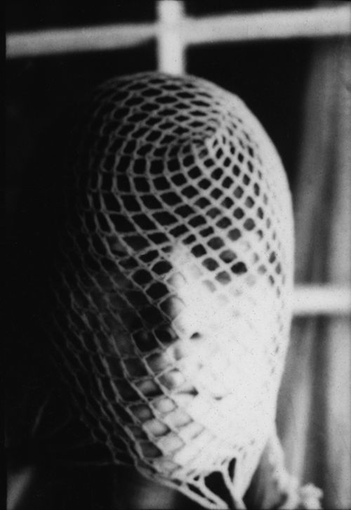 Cecilia Vicuña, Cabeza amarrada (Bound head), 1970. 