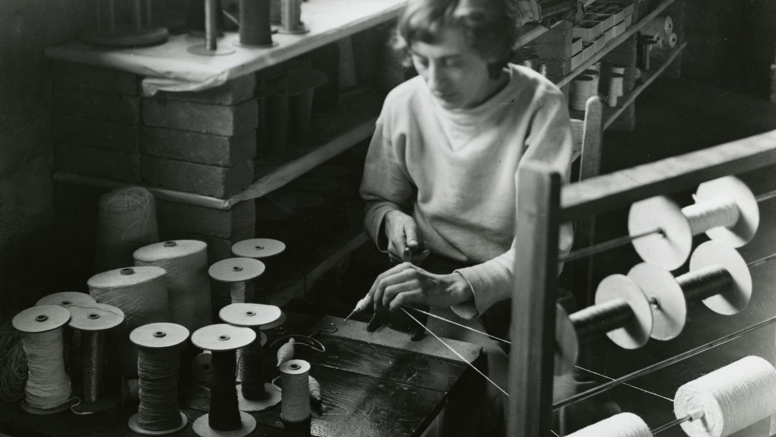 Anni Albers spooling thread, n.d.