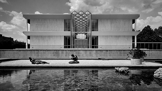 Black and white photo of a building by architect Minoru Yamasaki