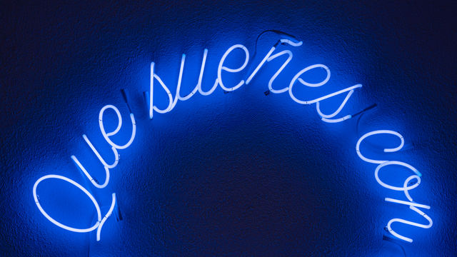 neon sign that says: Que sueñes con los angelitos