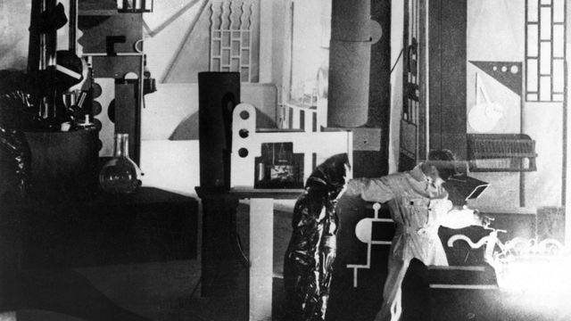 Still from L’inhumaine (1924) (cropped)