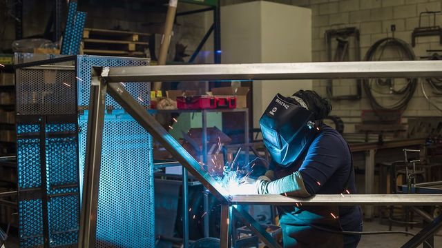 Beatriz Cortez at work at Molten Metal Works. Photograph by Gina Clyne, courtesy of Clockshop. 