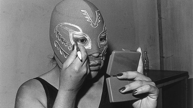 La Venus, from the series La doble lucha (The double struggle), by Lourdes Grobet, 1981–2005